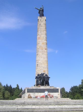 Någonstans under vår utflykt såg vi detta monument från den jugoslaviska tiden över partsan-hjältar under andra världskriget. 